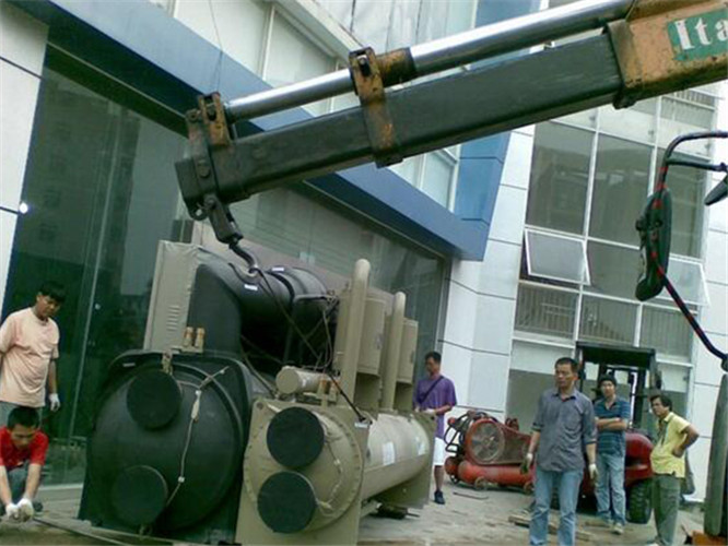 稻城县随车吊和汽车吊的核心区别是什么？哪种更省钱？