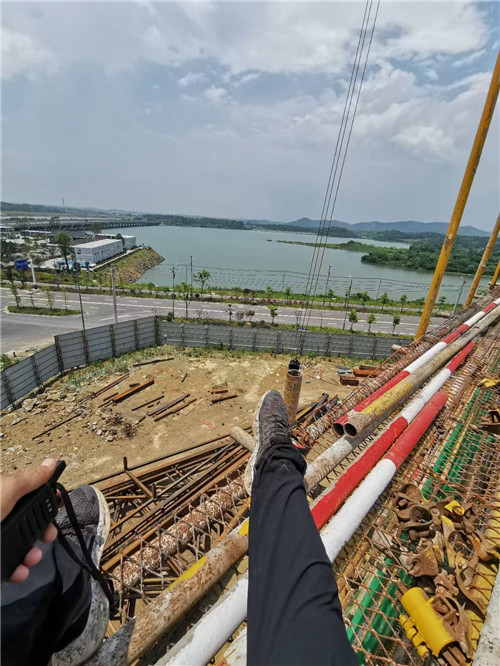 稻城县作业中发生设备损坏或人员意外，责任怎么划分？